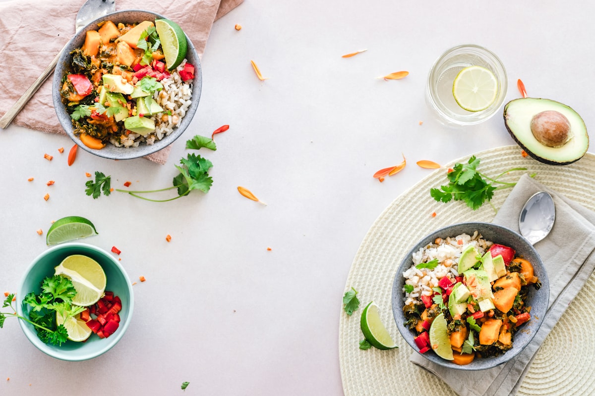Bol Bouddha coloré avec céréales et légumes - nutrition complète
